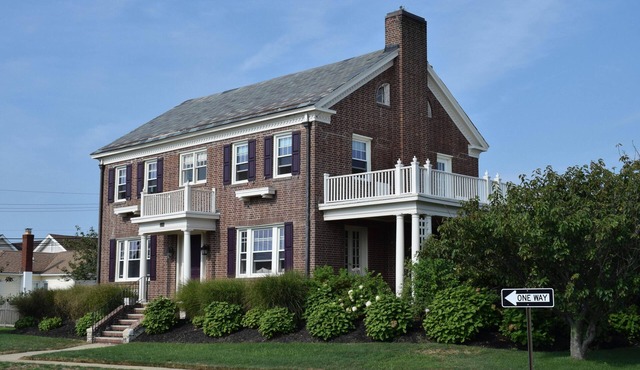 Ocean Block: Georgian Colonial 6 BR, Sweeping Ocean/Lake Views. Pet friendly!