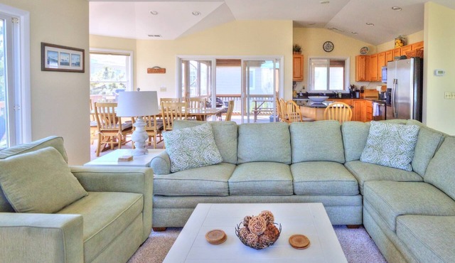 Ocean Block, Spacious and Beautifully Appointed, 3 Decks Sleeping Up to 12 w/Free Golf and More!