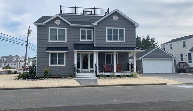 Ocean Block Spacious 5-bedroom house with central AC, Six Houses to Beach!