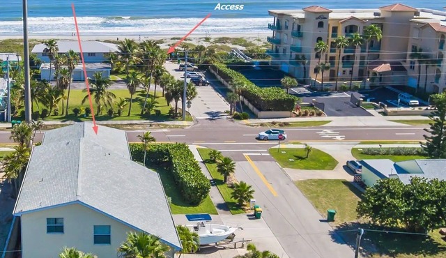 Ocean Blue Beach House: 3B/3B Downtown Cocoa Beach House