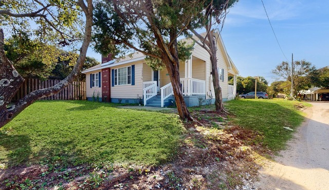 Ocean Breeze: Coastal home with patio, close to beach and local attractions