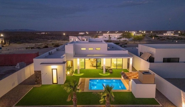 Ocean Breeze Home for 16 guests!