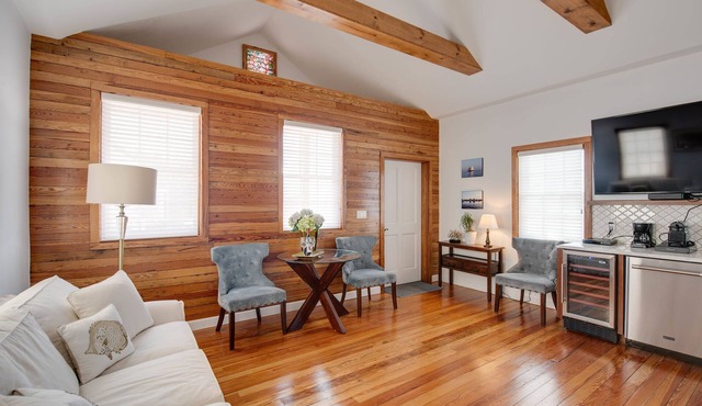 Ocean-breeze Key West Cottage