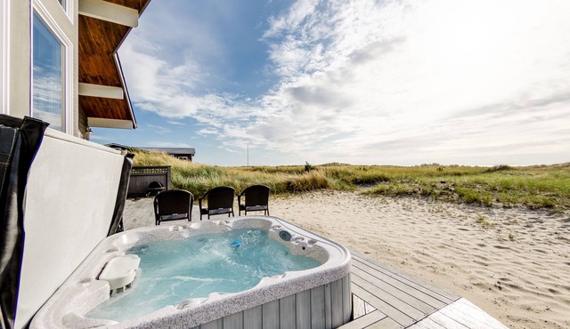 Ocean Breeze MCA#1374-Luxury Oceanfront, hot tub, 5 bdrm, gourmet kitchen