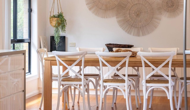 Ocean Breeze on Cooper - Stylish coastal beach house 5min walk to Boomerang Beach