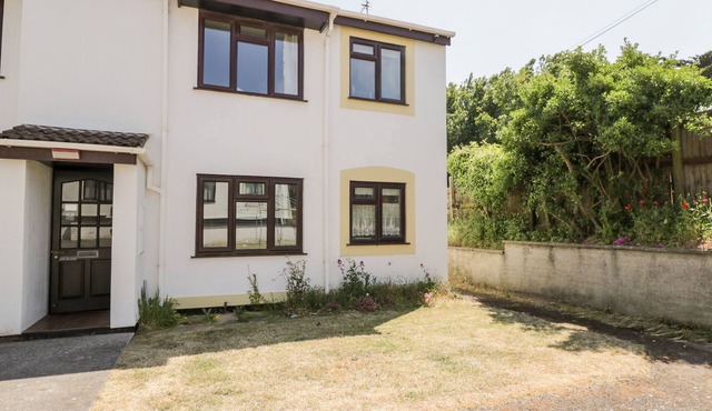 OCEAN BREEZE, pet friendly, with a garden in Brean