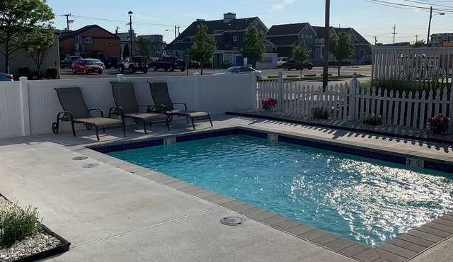 Ocean Breeze Retreat - 5 Bedroom/2 Bath, HEATED POOL, Steps from downtown