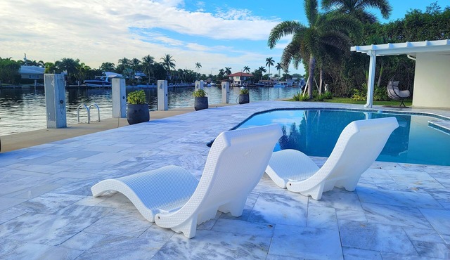 Ocean Breeze Waterfront Villa The Best View & Heated Pool on Canal