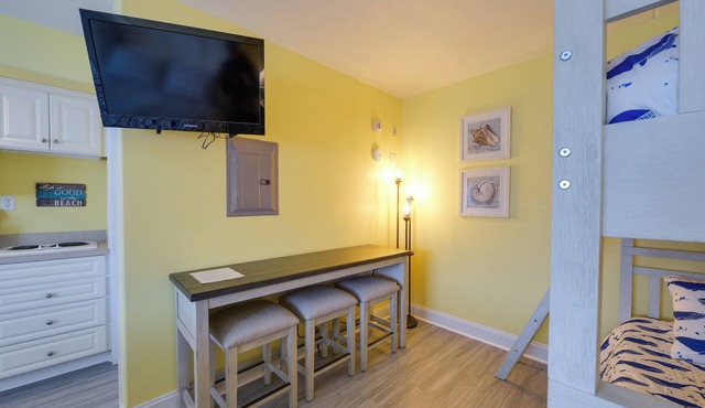 Ocean City Condo w/Pool: Walk to Boardwalk!