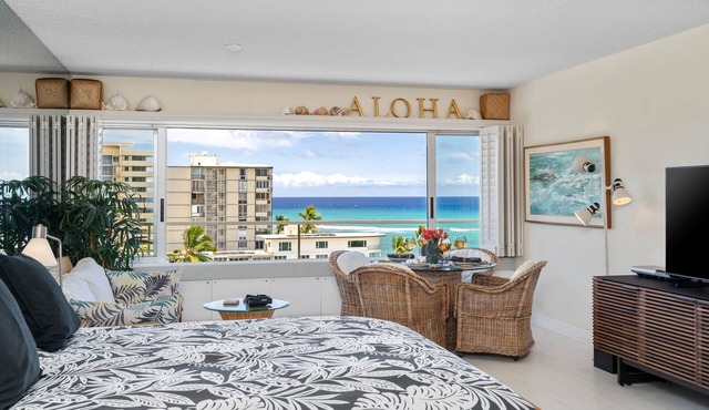Ocean & Diamond Head views from quiet end of Waikiki Beachfront! FREE Parking