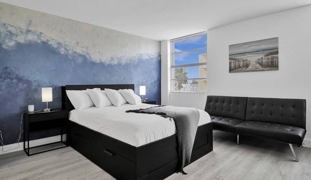 Ocean Dr 1BR Miami Beach Getaway