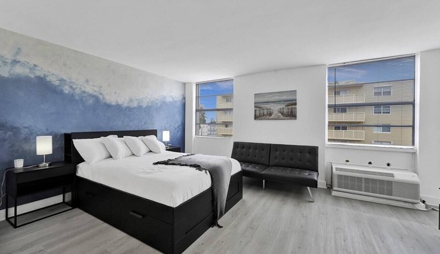 Ocean Dr 1BR Miami Beach Getaway