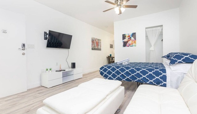 Ocean Drive Deco Apt w/2 Queen Beds, Steps 2 Beach