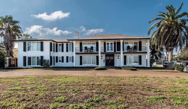 Ocean Drive Grand Estate Sleeps 54 Pool