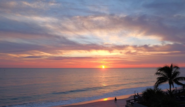 Ocean Drive Oasis in Vero Beach - 2br/2ba - mere steps to everything!