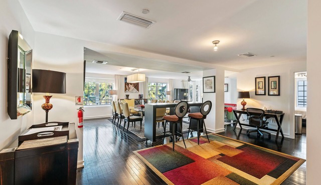 Ocean Drive, Spectacular Beach Views, Amazing furnishings, Walk to Everything!