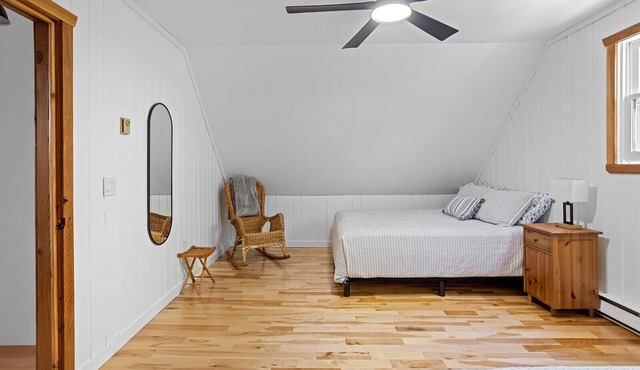 Ocean Echo Cabin 1 for families/groups. Close to beaches, hikes, and ski hill!