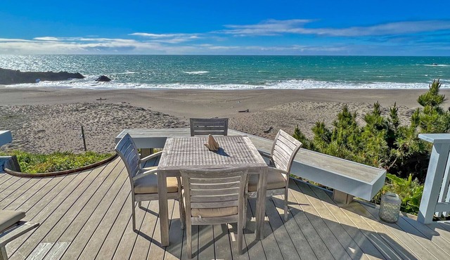 Ocean Fall - Ocean front, private courtyard, deck with hot tub, amazing views