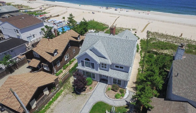 Ocean Front Beach House. Walking Distance to Jenkinsons.
