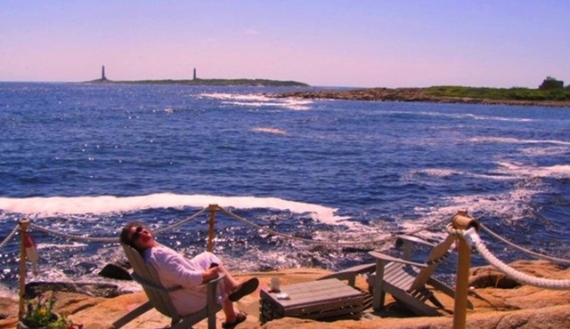 Ocean Front- 1 BR House-Directly on the ocean !