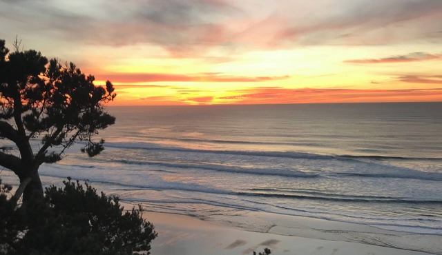 Ocean front 3-bedroom house in welcoming Lincoln City with Hot tub