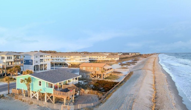 OCEAN FRONT, 4BR, 2BA, FENCED YARD, PET FRIENDLY, Walkable to shops/restaurants