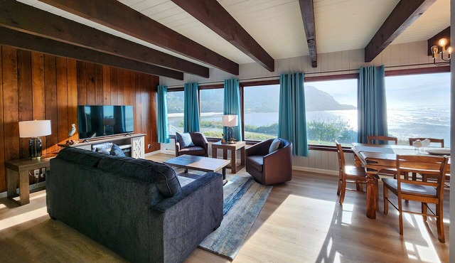 Ocean Front 5 BR Home! Yachats, Walk to Everything! Dog Friendly!