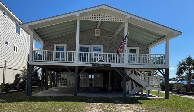 OCEAN FRONT CHARMING 4BD/2BA COTTAGE. Close to stores and pier! INCLUDES LINENS