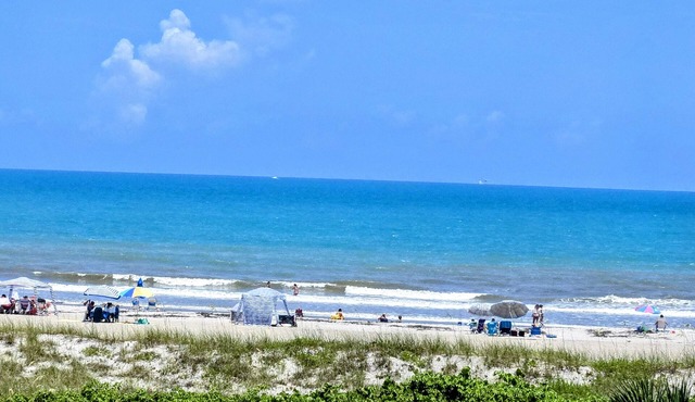 OCEAN FRONT Classy, Beachy Double Balcony Condo #306 at Cape Winds Resort