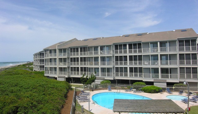 OCEAN FRONT COMPLEX GREAT FOR FAMILIES AND A SHORT WALK TO THE BEACH!