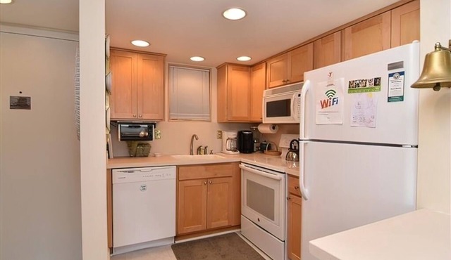 OCEAN FRONT CONDO. ENJOY YOUR MORNING COFFEE SITTING ON YOUR PRIVATE BALCONY WATCHING THE SUNRISE.