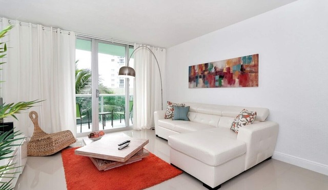 Ocean front condo on Hollywood Beach ! 1 bedroom/3rd floor