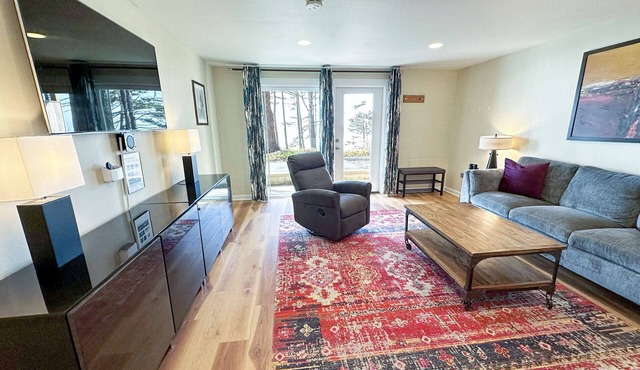 Ocean Front Condo, Pelican at Oregon House, Stairs to the Beach!