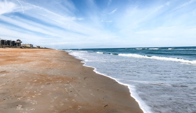 Ocean Front Condo, Steps to the beach, 2 bed/2 bath-Private beach & pool