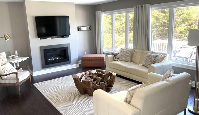Ocean Front Cottage With Access To Small Beach, Minutes To Cavendish