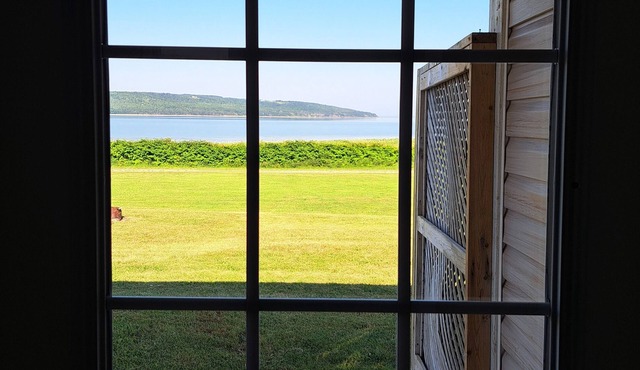 Ocean front cottage on ceilidh trail. 5 min to Port Hawkesbury.