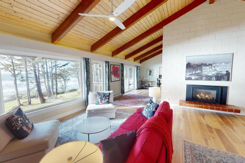 Ocean Front, Eagle at the Oregon House, Stairs to the Beach!