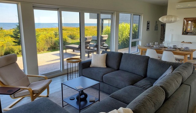 Ocean Front, Modern Cottage With Access To Cove- Minutes to Victoria By The Sea