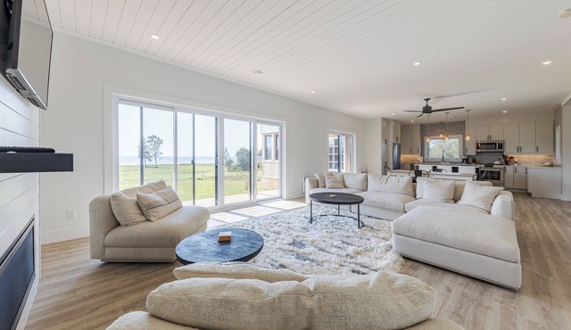 Ocean front, private beach, new modern, minutes to Town, lovely quiet seclusion