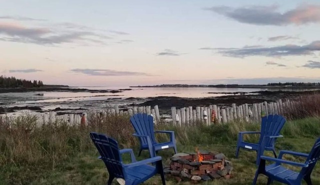 Ocean Front Private 1 Bdrm + Living + Kitchenette Watch The Fundy Tides BBQ&fire
