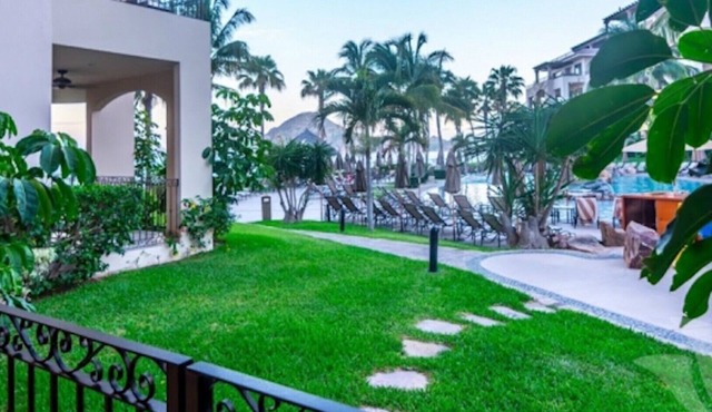 OCEAN FRONT RESORT-Ground Floor Villa-Steps to Pool/Ocean #1102