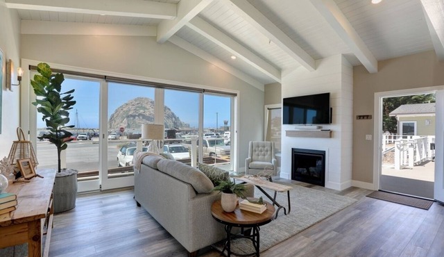 Ocean front, rock views: Salty Sister at Morro Rock