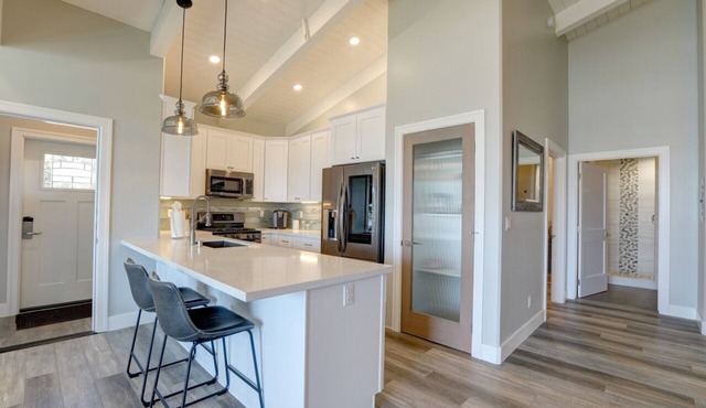 Ocean front, rock view: Salty Sister 3Bdrm with outdoor patios to gather
