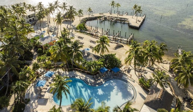 Ocean Front Studio w/Kitchenette, Pool, Free Parking & Pet Friendly