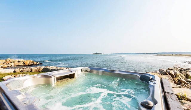 Ocean Front w/views, HotTub, Fire Pit, Sleeps 10