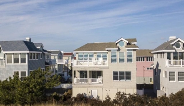 Ocean front. Wi/Fi. Atlantic Views. 10 beach badges and chairs. Outdoor shower.