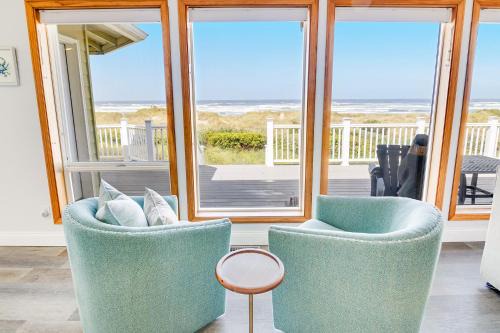 Ocean Front with Hot Tub, Dog Friendly! Beach Time