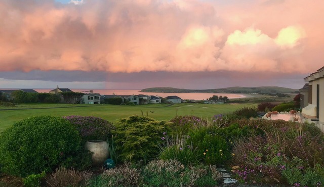 Ocean, Golf course and Mountain Views.Walk 3/4mi to the beach