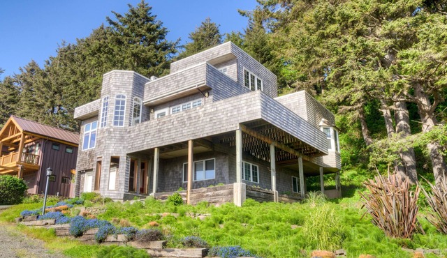 Ocean & Haystack Rock View - Quick & close walk to beach!