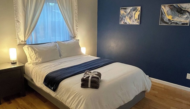 Ocean House Central Windsor - 4 bdrm 5 bed 3 bath house with garage and yard